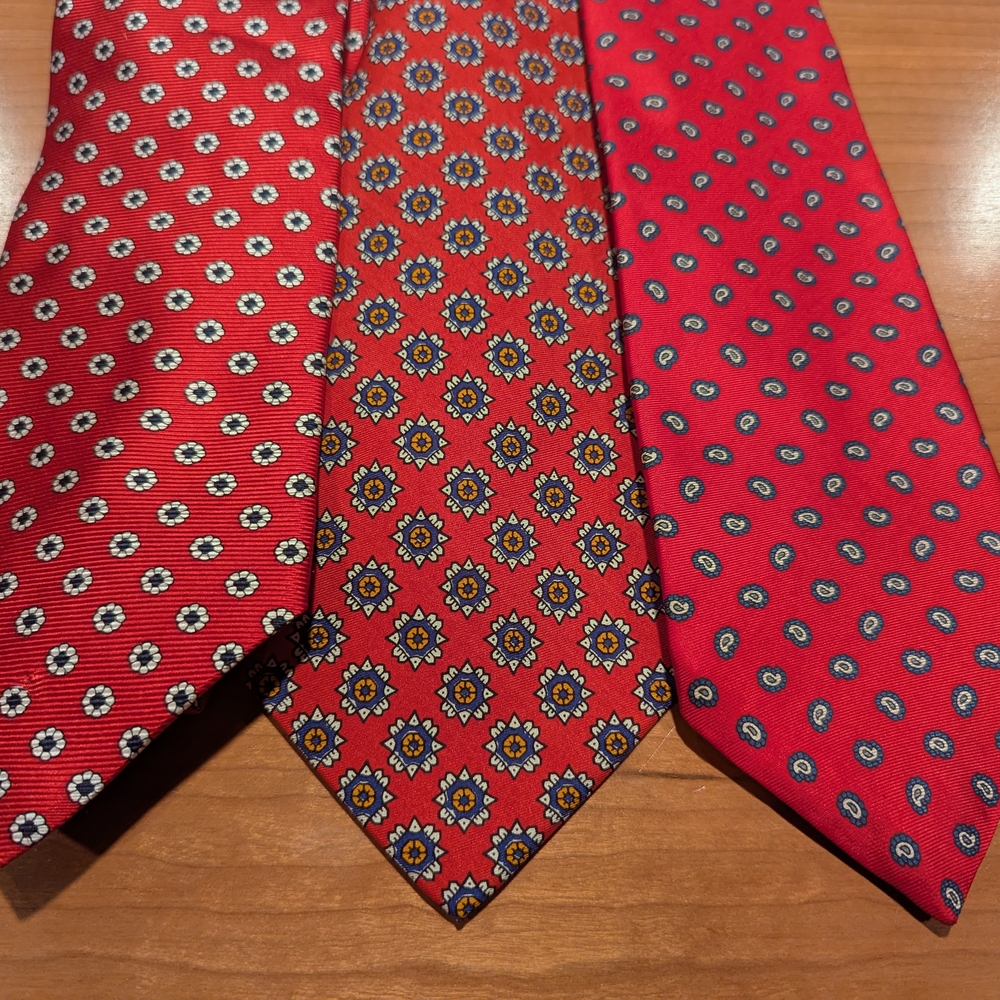 Stylish Red Patterned Tie Collection - Picture 2 of 6